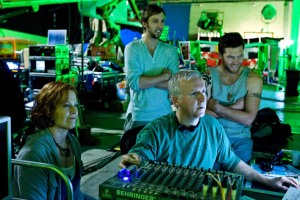 James Cameron (centro) junto con parte de su elenco supervisa una escena de "Avatar"