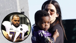 Sandra Bullock con Louis en la foto insertada, el verdadero Michael Oher campeón con los Ravens de Baltimore