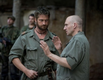 Gerard Butler y Ralph Fiennes en el set de "Coriolanus". La película está basada en una obra de Shakespeare pero ha sido "modernizada".
