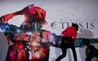 Un fan firma un cartel alusivo a "This Is It"