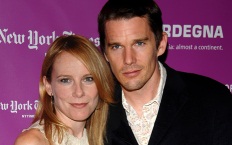 Ryan junto a Ethan Hawke. La pareja se conoció cuando Ryan era la niñera de los hijos de Hawke y Uma Thurman.