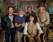 Spielberg junto a parte del elenco de "Indiana Jones y el Reino de la Calavera de Cristal"