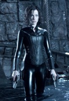 Kate Beckinsale como Selene en "Underworld". Gracias a esta película, Beckinsale pudo darse a conocer como actriz del género de acción y fantástico