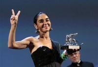 La directora iraní Shirin Neshat celebra su León de Plata como mejor directora por "Women Without Men"