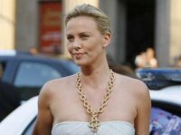 Charlize Theron dice que los norteamericanos se escandalizan con los desnudos